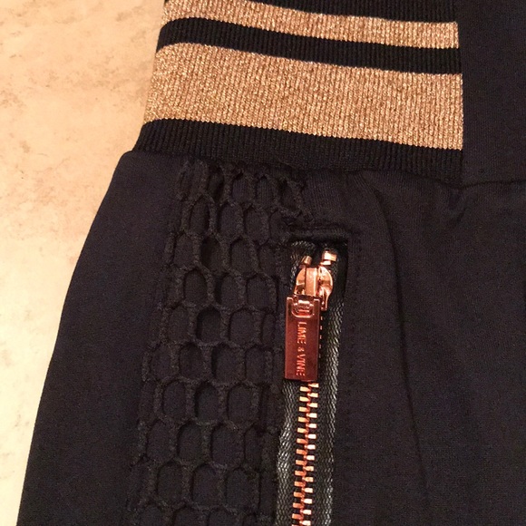 Lime & Vine mesh overlay jogger with mesh panels - Picture 11 of 16